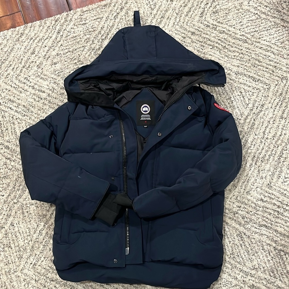 Men’s Small Navy Canada goose jacket. Worn twice. Too big for me